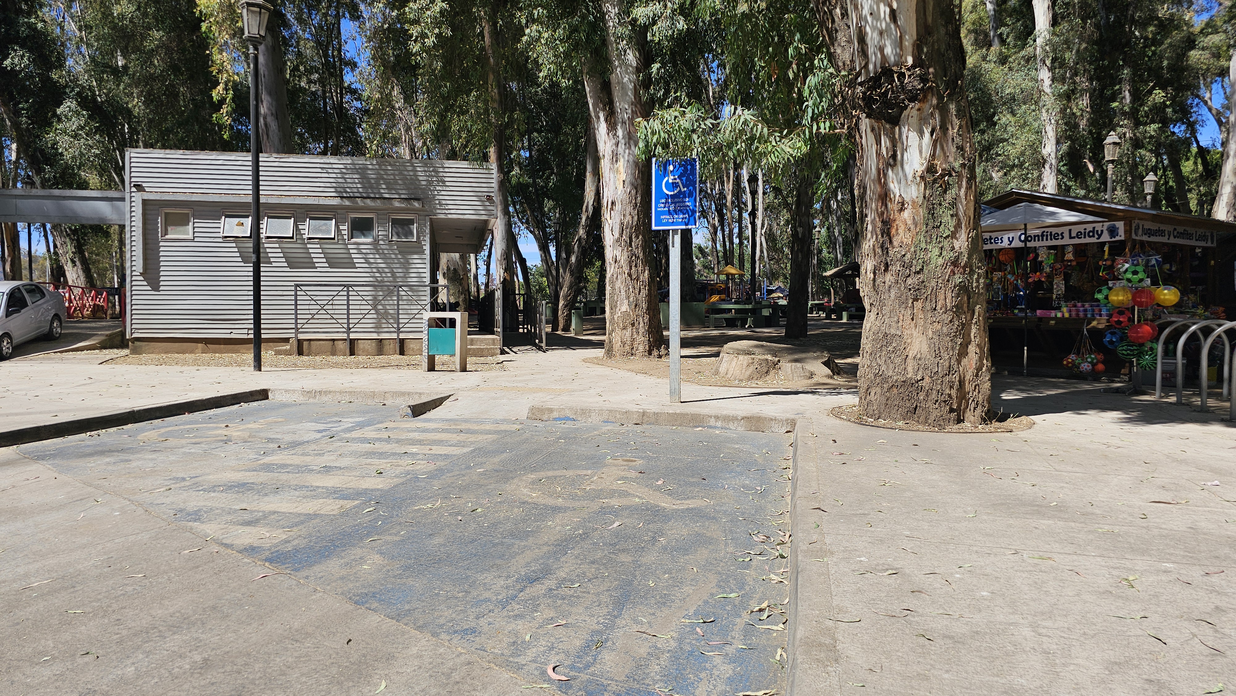 Fotografía del Estacionamiento para personas con discapacidad con dos espacios, capturada desde otro enfoque, se aprecia el espacio necesario para descender del vehículo